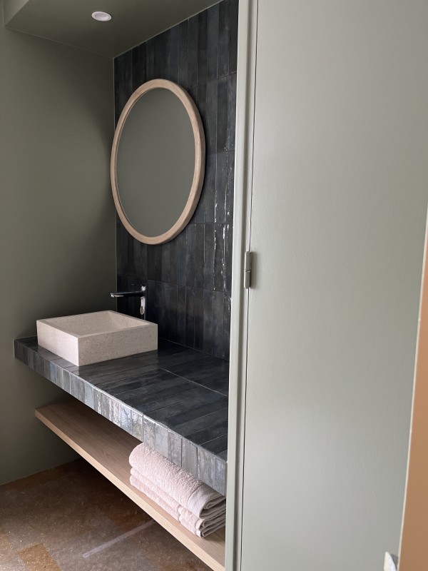 Une maison en bordure de mer à rénover entièrement avec une décoration lui donnant un ADN artistique impressionnant