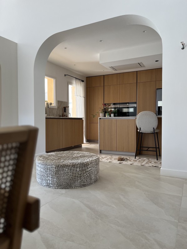 Magnifique rénovation intérieure d'une villa baignée de soleil dans le Sud de la France près de Gréasque à l'esthétique pure et élegante