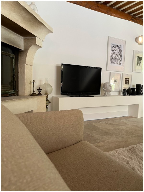 Quel meuble tv : comment le dessiner , quelles proportions choisir pour l'harmoniser aux volumes de la pièce ?