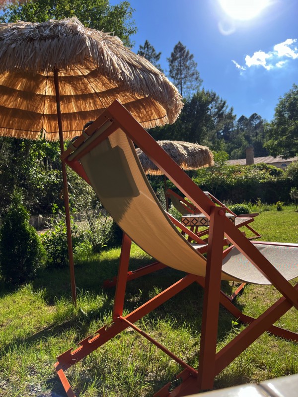 Aménagement d’un jardin dans le Luberon en relation avec la foret environnante du Colorado provençal à Rustrel