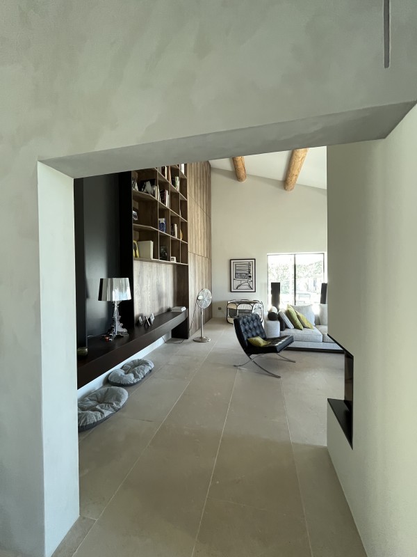 Bastide en pierre et murets en pierre typique de l'architecture provençale du luberon dans le Sud de la France à gordes