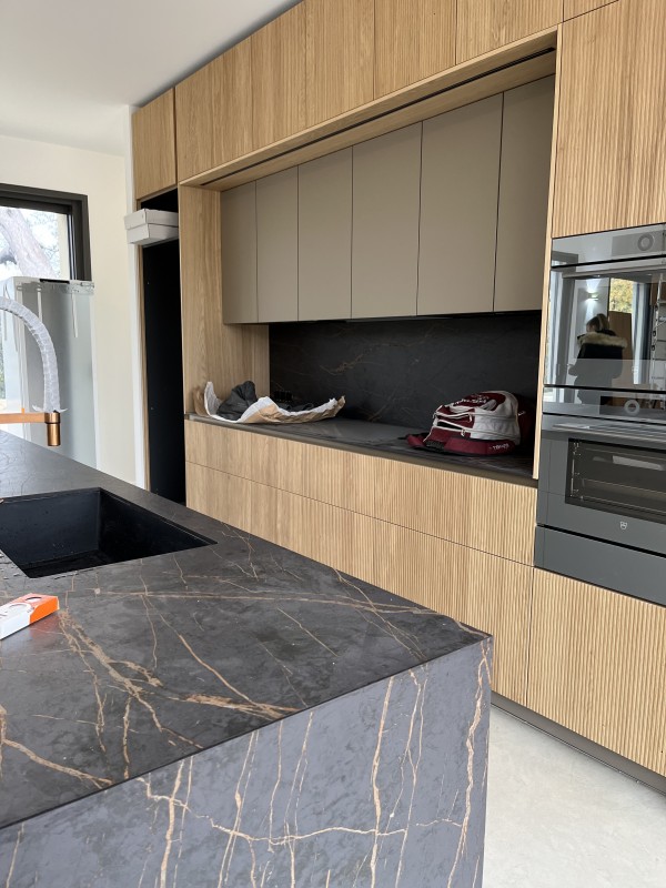 Construction d’une bastide à Aix en provence et architecture d'intérieur avec des agencements sur mesure et une décoration intérieure dans le Sud de la France