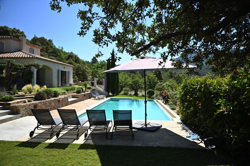 L' aménagement d'un jardin provençal aux formes courbes et rythmées inspiré des tableaux de Cézanne et de Picasso à Vauvenargues en pleine Provence
