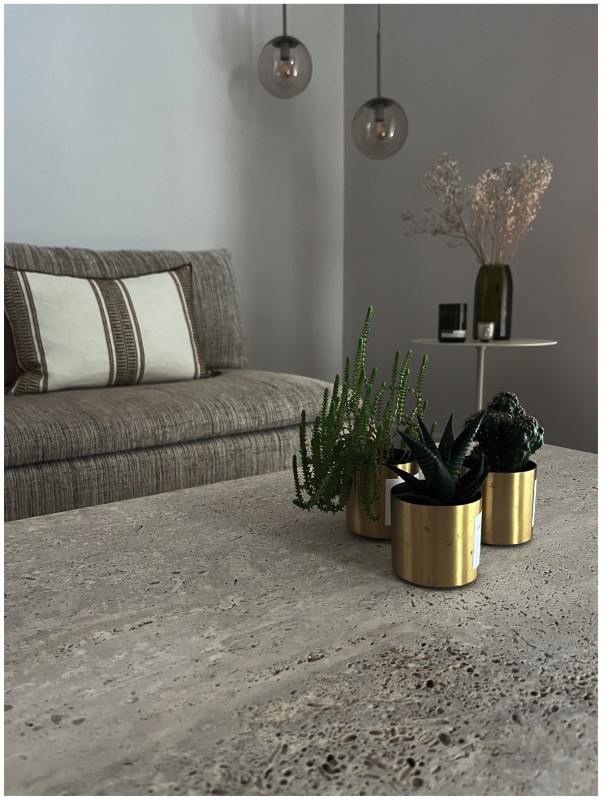 Magnifique rénovation intérieure d'une villa baignée de soleil dans le Sud de la France près de Gréasque à l'esthétique pure et élegante