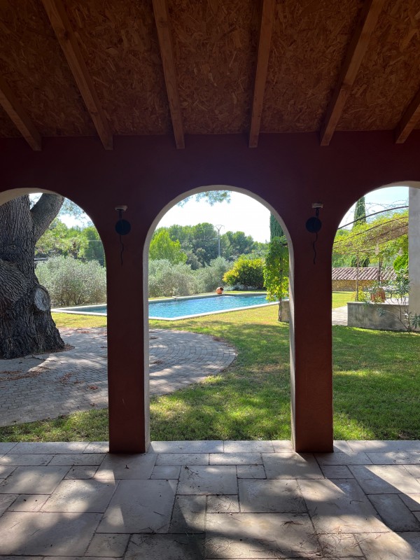 Rénovation intérieure et décoration épurée d'une bastide rénovée dans les Alpilles près de Pélissanne