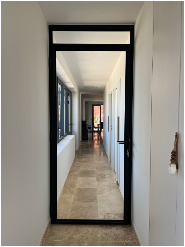 Décoration et rénovation intérieure aux couleurs douces et saturées pour cette maison dans le Sud de la France à Cornillon Confoux