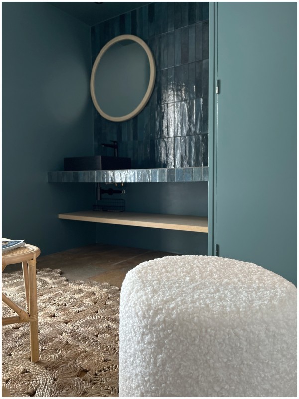 Décoration et rénovation intérieure d’une très belle maison d’architecte à Bormes les Mimosas avec une vue sur la mer impressionnante