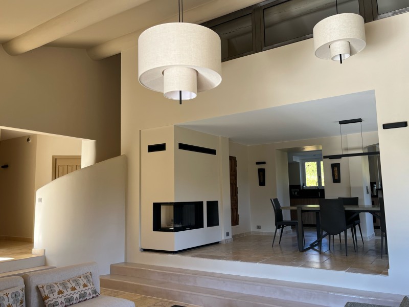 Rénovation et décoration d'une bastide contemporaine en Provence avec vue sur la Sainte Victoire.