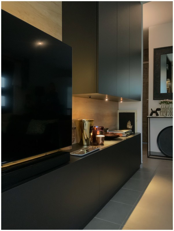 Décoration intérieure  pour cette maison située à Coutheron près d'Aix en Provence: un meuble tv intégré au volume de la maison