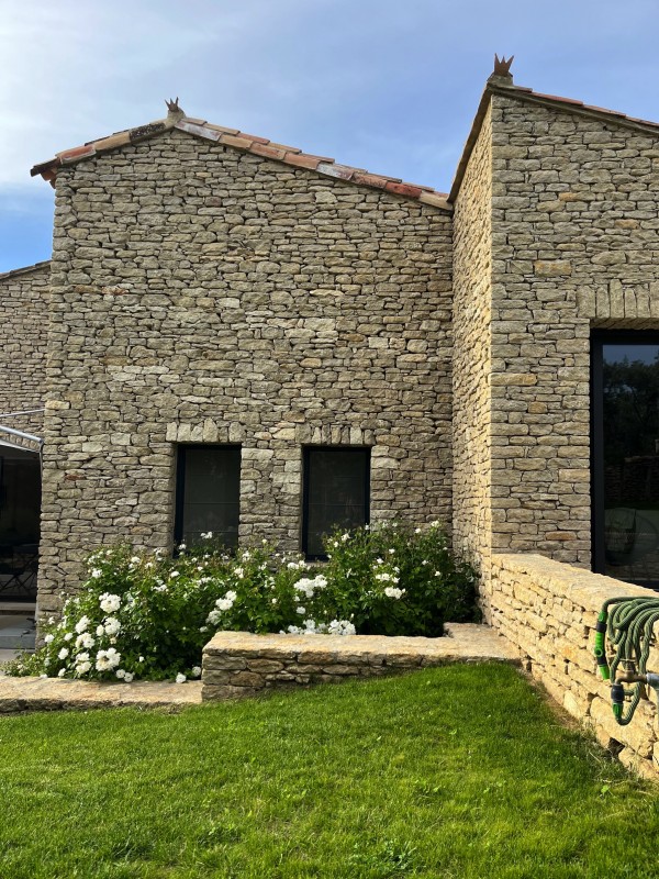 Une bastide entièrement aménagée et décorée par l’agence d’architecture d’intérieur située à Aix en Provence et à Rustrel
