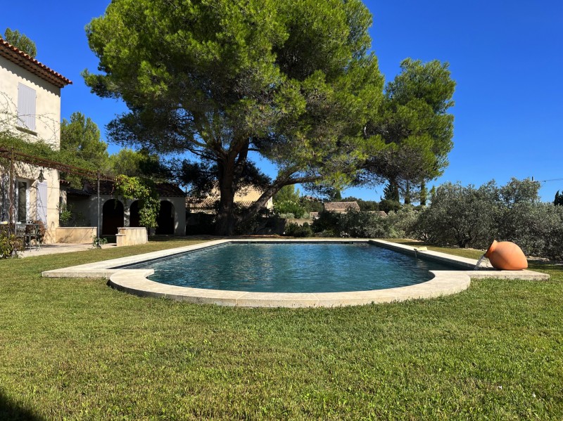 Rénovation intérieure et décoration épurée d'une bastide rénovée dans les Alpilles près de Pélissanne