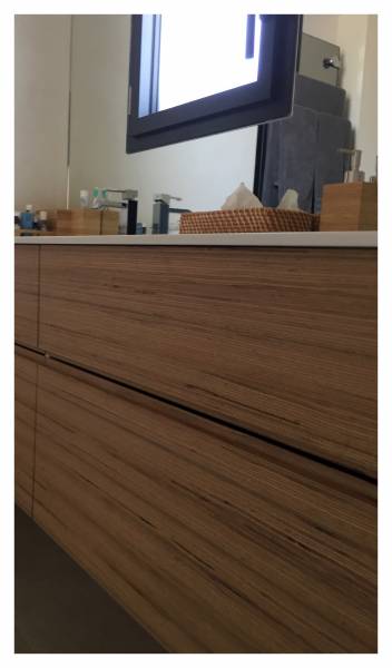 la douceur du bois pour cette salle de bain avec baignoire