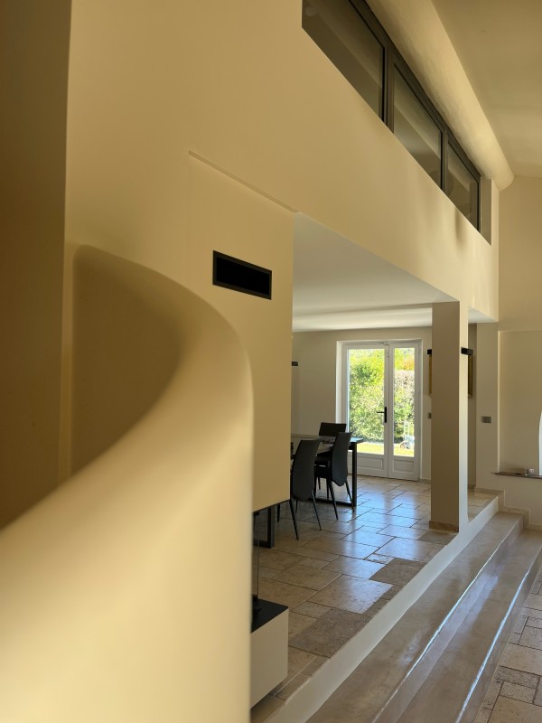 Rénovation et décoration d'une bastide contemporaine en Provence avec vue sur la Sainte Victoire.