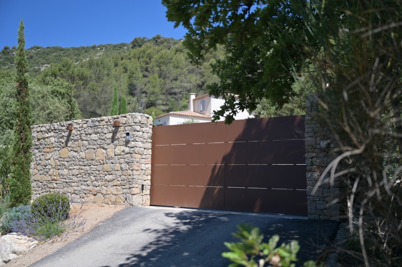 L' aménagement d'un jardin provençal aux formes courbes et rythmées inspiré des tableaux de Cézanne et de Picasso à Vauvenargues en pleine Provence