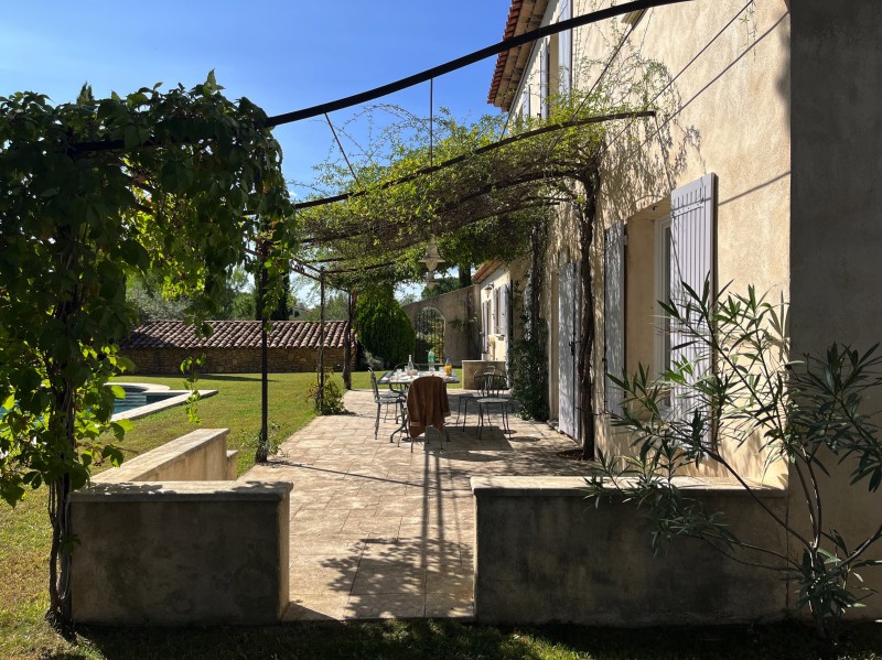 Rénovation intérieure et décoration épurée d'une bastide rénovée dans les Alpilles près de Pélissanne
