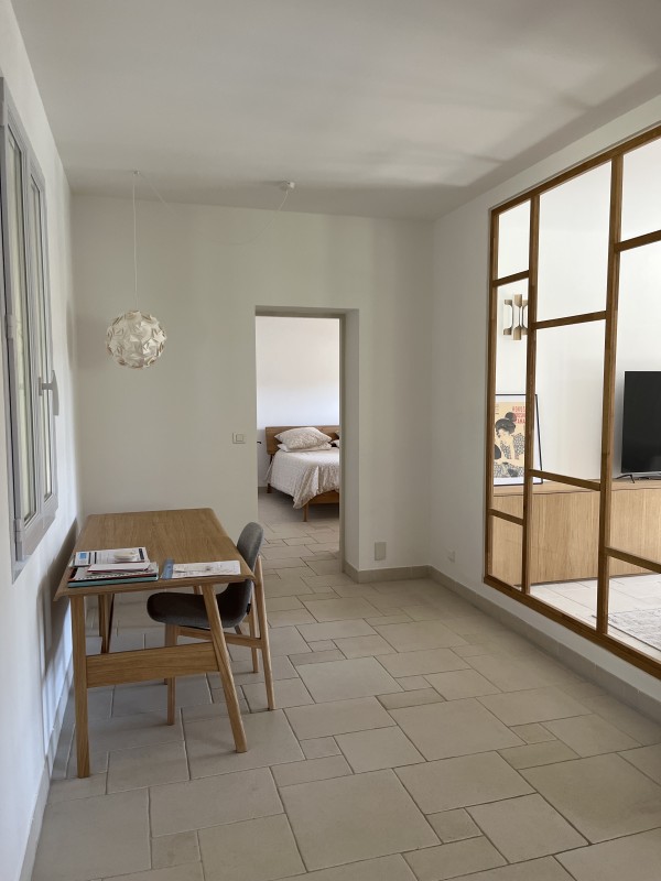 Rénovation intérieure et décoration épurée d'une bastide rénovée dans les Alpilles près de Pélissanne