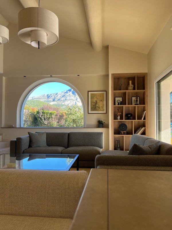 Rénovation et décoration d'une bastide contemporaine en Provence avec vue sur la Sainte Victoire.