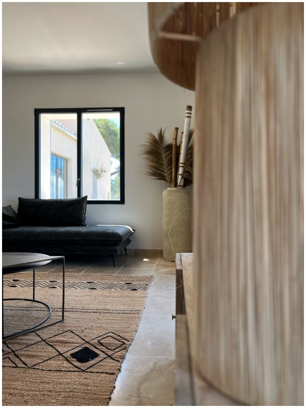 Décoration et rénovation intérieure aux couleurs douces et saturées pour cette maison dans le Sud de la France à Cornillon Confoux