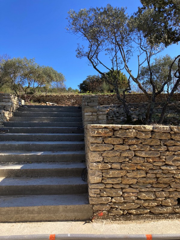 Bastide en pierre et murets en pierre typique de l'architecture provençale du luberon dans le Sud de la France à gordes