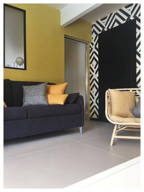 une maison avec du papier peint blanc et noir