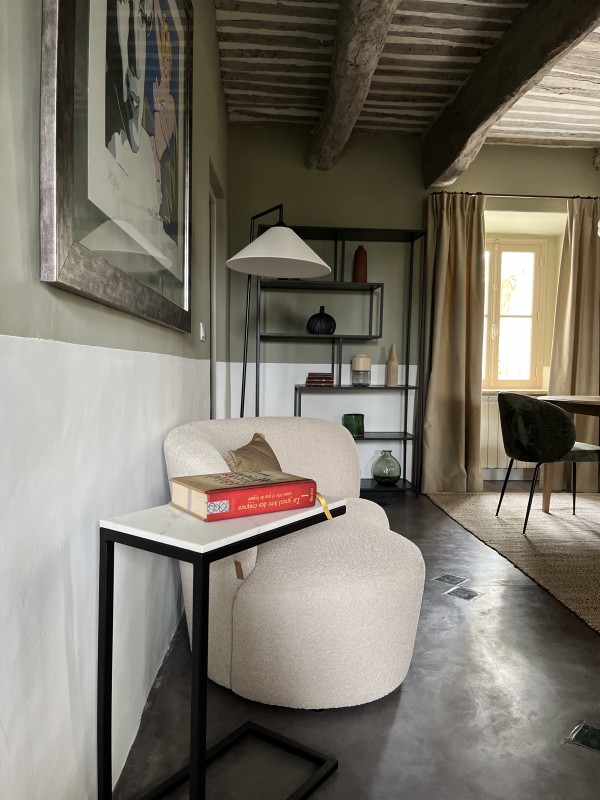 Décoration intérieure d’une magnifique bastide dans le Luberon dans le Sud de la France à Bonnieux : le Mas les Eydins du chef étoilé Christophe Bacquié