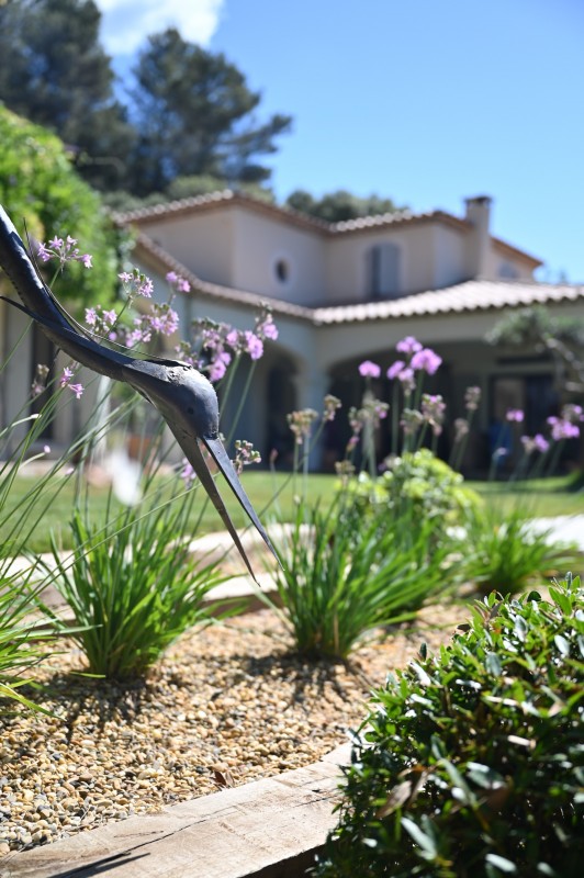 L' aménagement d'un jardin provençal aux formes courbes et rythmées inspiré des tableaux de Cézanne et de Picasso à Vauvenargues en pleine Provence