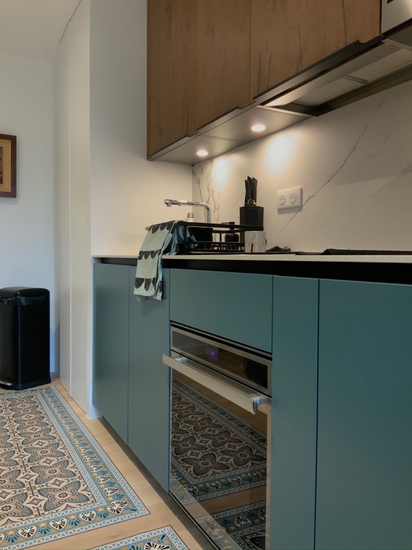 Création d'une  cuisine aménagée sur-mesure très fonctionnelle haute en couleur à Aix En Provence