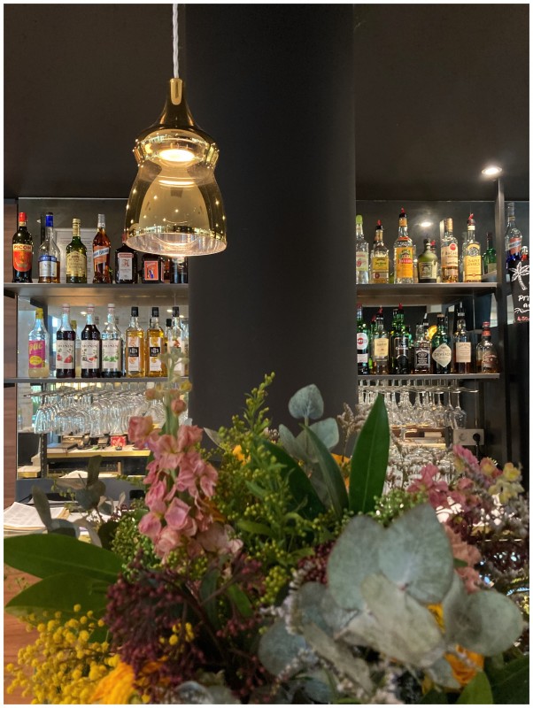 Rénovation intérieure et décoration d'intérieur d'un restaurant d'hôtel de luxe dans le Sud de La France