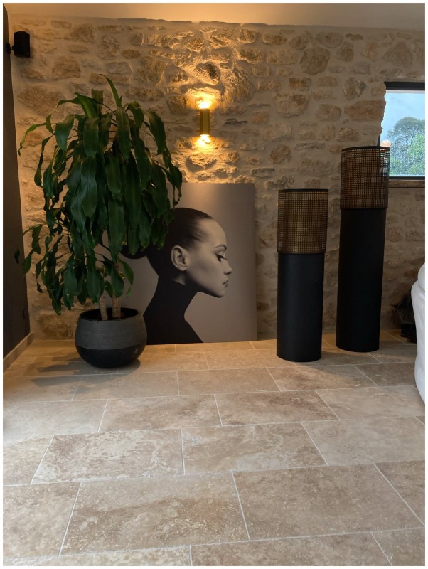 Création de chambres de charme de luxe et de gites dans le Luberon à Puyricard dans le Sud de la France