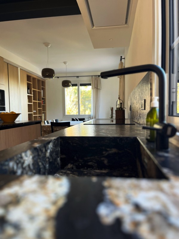 Rénovation intérieure cuisine et salon : comment créer un espace plus ouvert et chaleureux ?