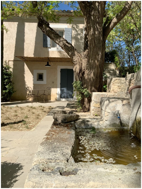 Décoration intérieure d’une magnifique bastide dans le Luberon dans le Sud de la France à Bonnieux : le Mas les Eydins du chef étoilé Christophe Bacquié