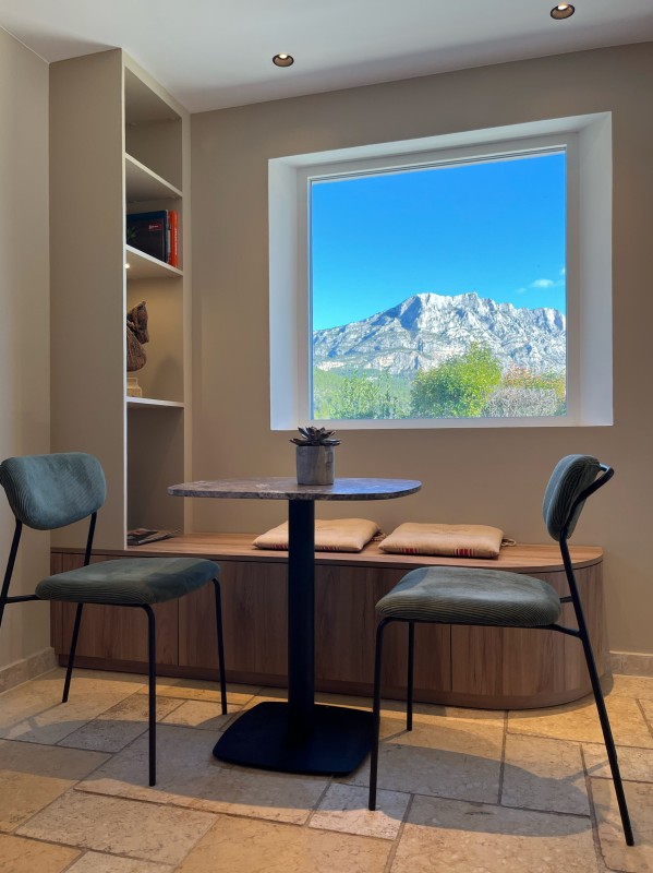 Rénovation et décoration d'une bastide contemporaine en Provence avec vue sur la Sainte Victoire.