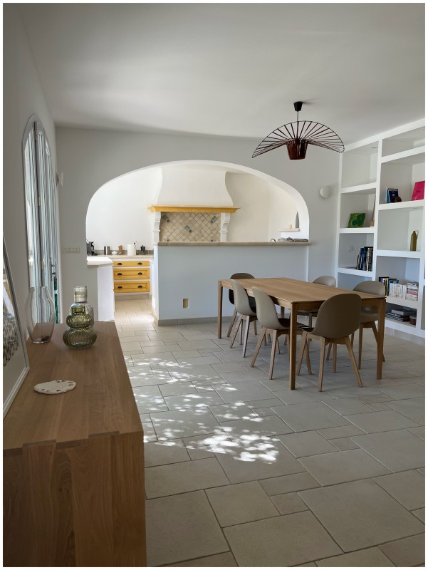 Rénovation intérieure et décoration épurée d'une bastide rénovée dans les Alpilles près de Pélissanne