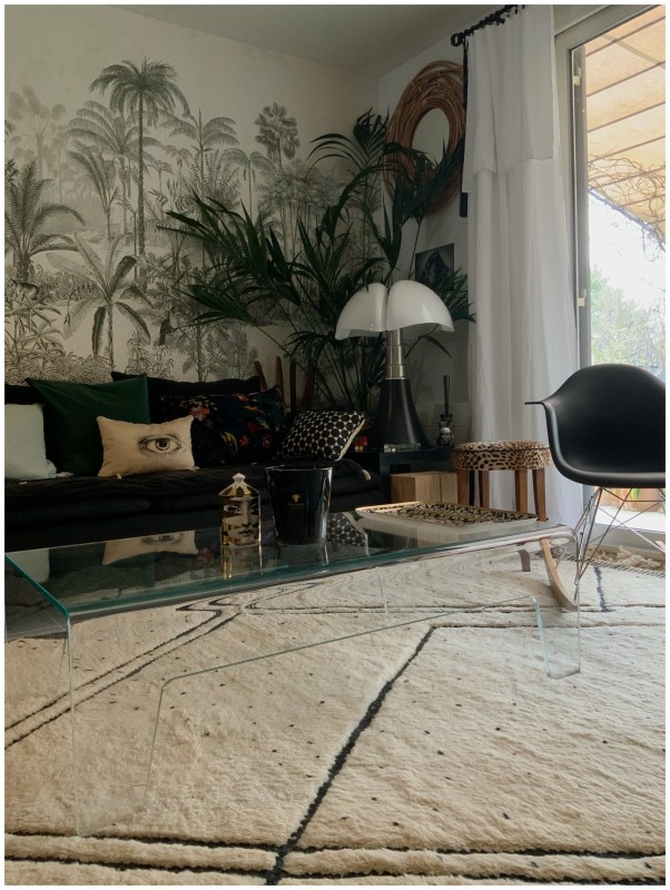 Décoration intérieure  pour cette maison située à Coutheron près d'Aix en Provence: un meuble tv intégré au volume de la maison