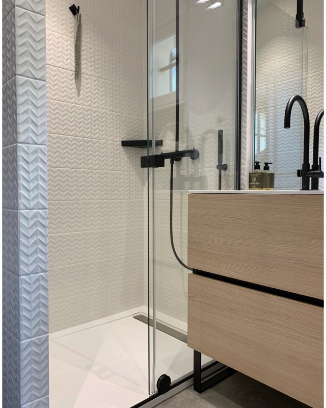 Une chambre d’amis complètement repensée avec une salle de bain sur mesure