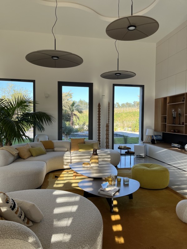 Rénovation et décoration intérieure pour ce projet de construction non terminé dans la région d’Aix en Provence.