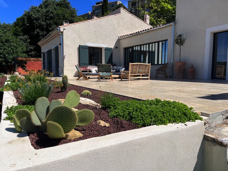 Une rénovation intérieure et extérieure pour cette maison dans le sud de la France située dans un petit village pittoresque de Provence