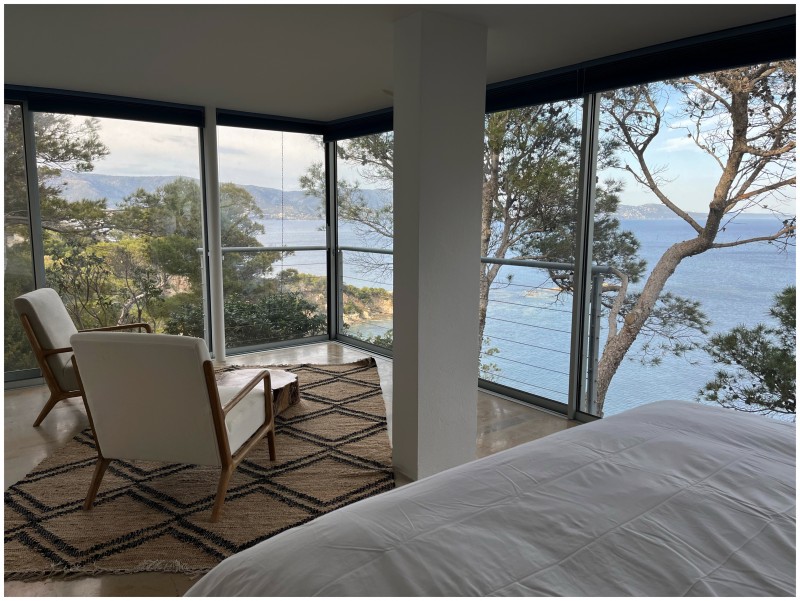 Une maison en bordure de mer à rénover entièrement avec une décoration lui donnant un ADN artistique impressionnant