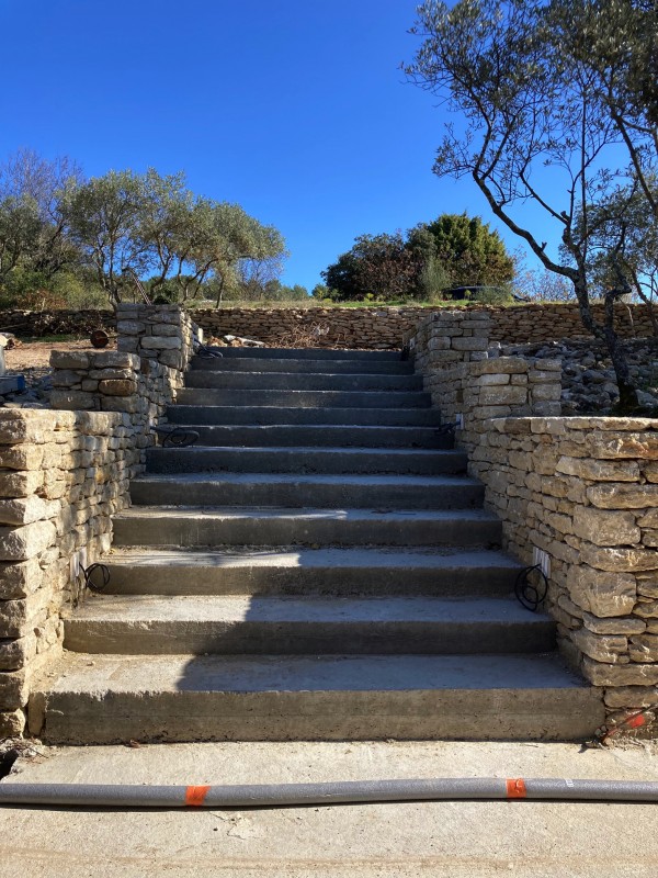Bastide en pierre et murets en pierre typique de l'architecture provençale du luberon dans le Sud de la France à gordes