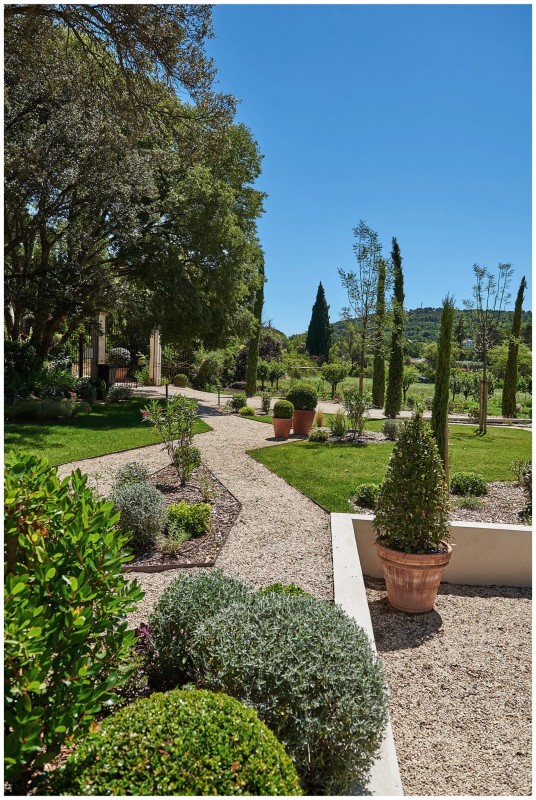 Jardins d’exception : création d’espaces paysagers en relation avec l’architecture d’intérieur dans le Sud de La France