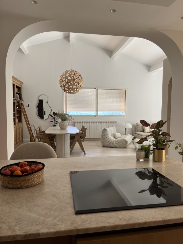 Magnifique rénovation intérieure d'une villa baignée de soleil dans le Sud de la France près de Gréasque à l'esthétique pure et élegante