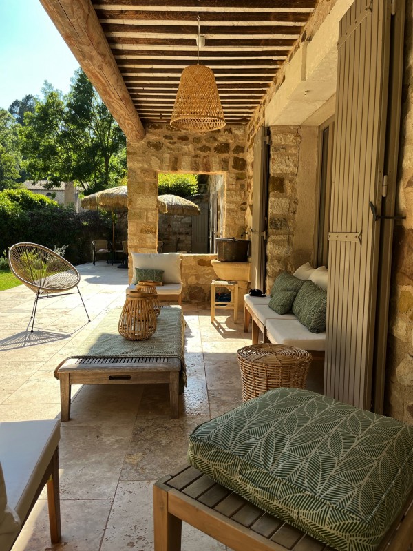 Aménagement d’un jardin dans le Luberon en relation avec la foret environnante du Colorado provençal à Rustrel