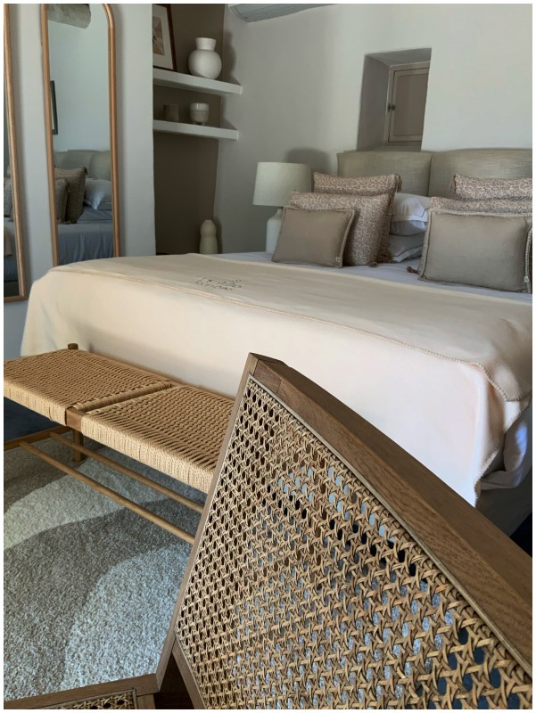 Décoration intérieure d’une magnifique bastide dans le Luberon dans le Sud de la France à Bonnieux : le Mas les Eydins du chef étoilé Christophe Bacquié