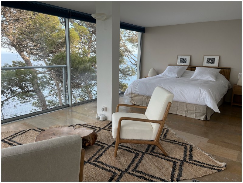 Décoration et rénovation intérieure d’une très belle maison d’architecte à Bormes les Mimosas avec une vue sur la mer impressionnante