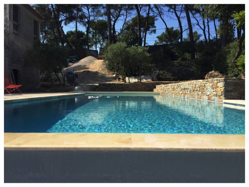 une piscine en pierre sèche sud de la france