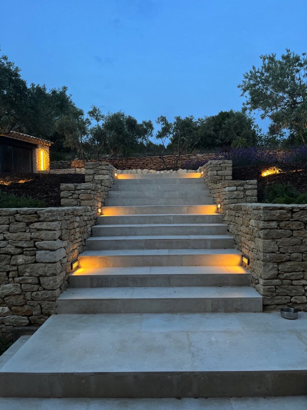 Une bastide entièrement aménagée et décorée par l’agence d’architecture d’intérieur située à Aix en Provence et à Rustrel