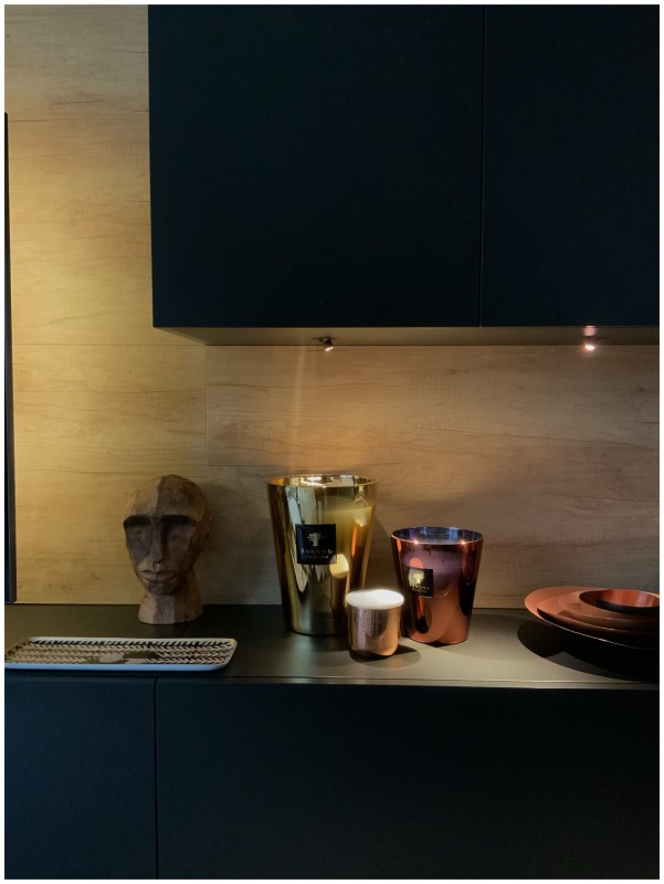 Décoration intérieure  pour cette maison située à Coutheron près d'Aix en Provence: un meuble tv intégré au volume de la maison