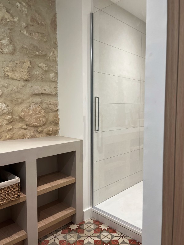 Rénovation et décoration intérieure d'une bastide à fort caractère architectural dans les Alpilles à Fontvieille