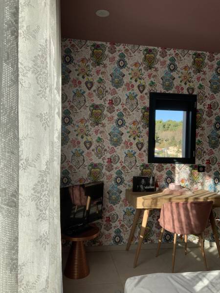 douceur de la chambre avec des rideaux en dentelles