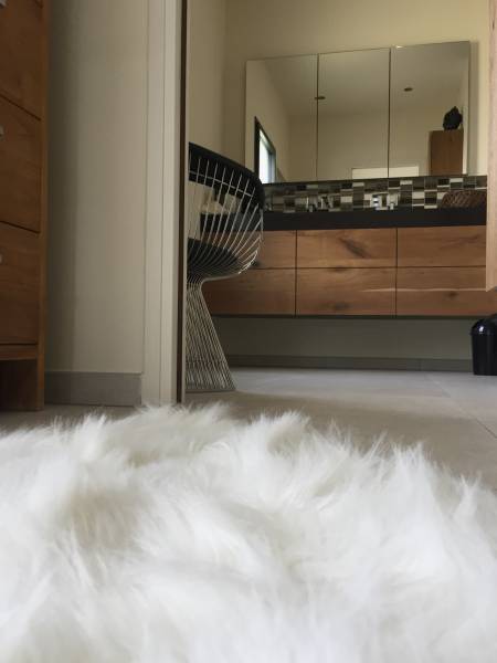 une grande suite parentale ouverte sur un dressing